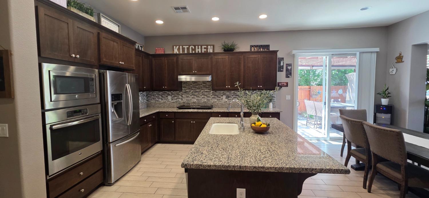 Detail Gallery Image 4 of 39 For 1731 Crystal Ct, Los Banos,  CA 93635 - 4 Beds | 2 Baths