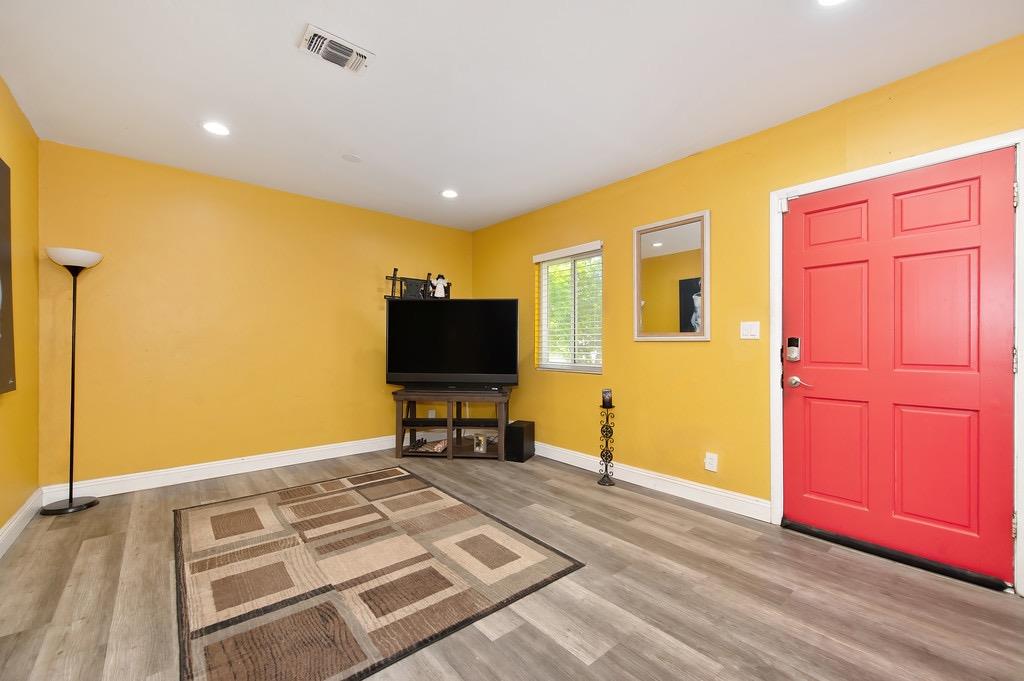 Detail Gallery Image 11 of 29 For 3740 26th Ave, Sacramento,  CA 95820 - 3 Beds | 2 Baths