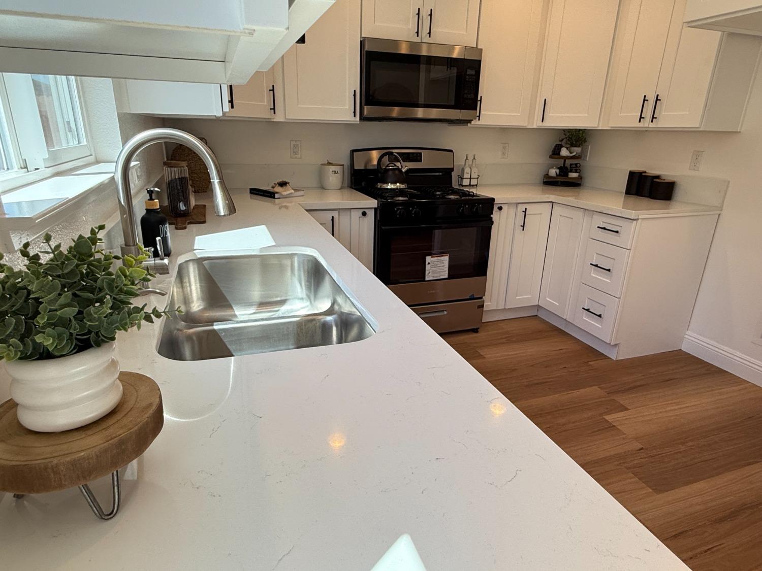 Detail Gallery Image 2 of 26 For 571 Jason Dr, Turlock,  CA 95380 - 3 Beds | 2/1 Baths