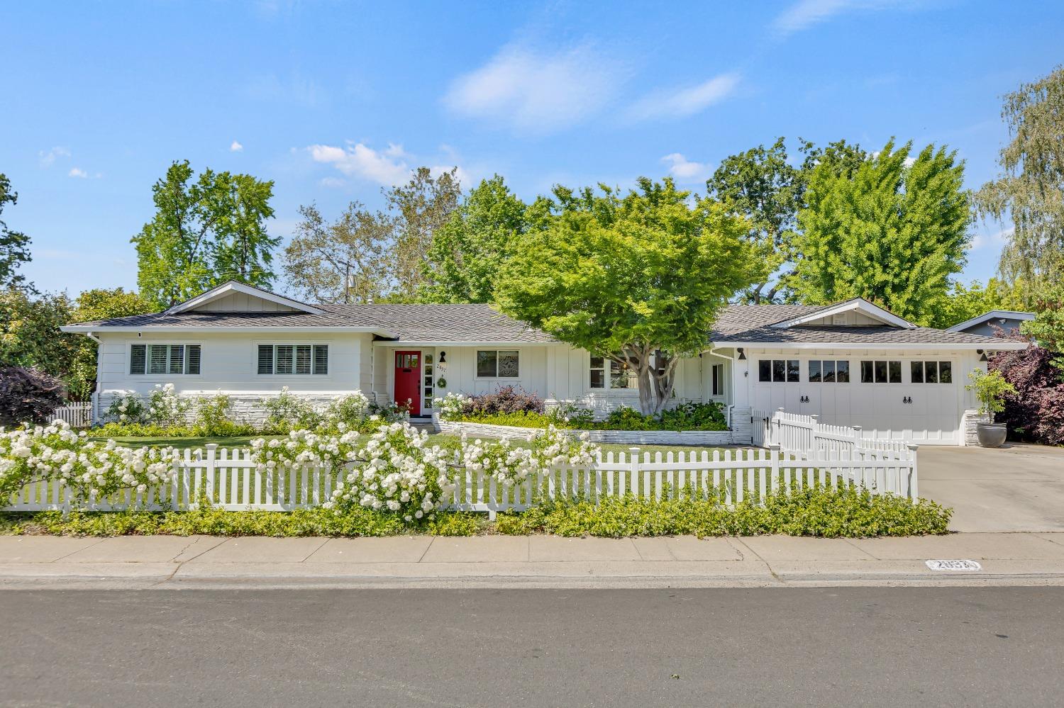 Detail Gallery Image 1 of 41 For 2837 Latham Dr, Sacramento,  CA 95864 - 3 Beds | 2/1 Baths