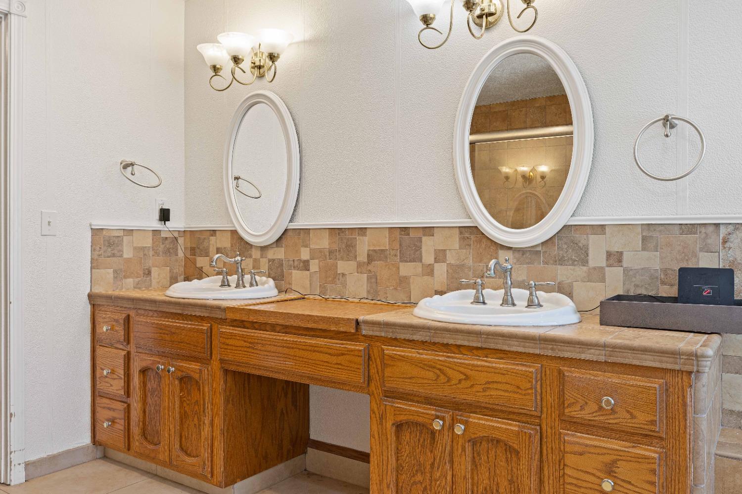 Detail Gallery Image 16 of 68 For 21299 E Highway 4, Stockton,  CA 95215 - 5 Beds | 4/1 Baths