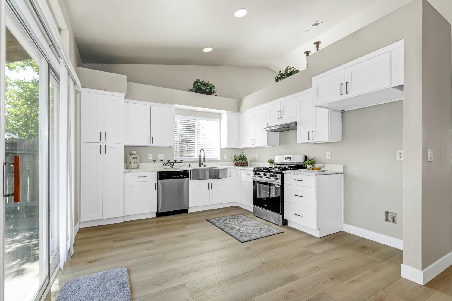 Detail Gallery Image 9 of 31 For 5521 Rightwood Way, Sacramento,  CA 95823 - 4 Beds | 2 Baths