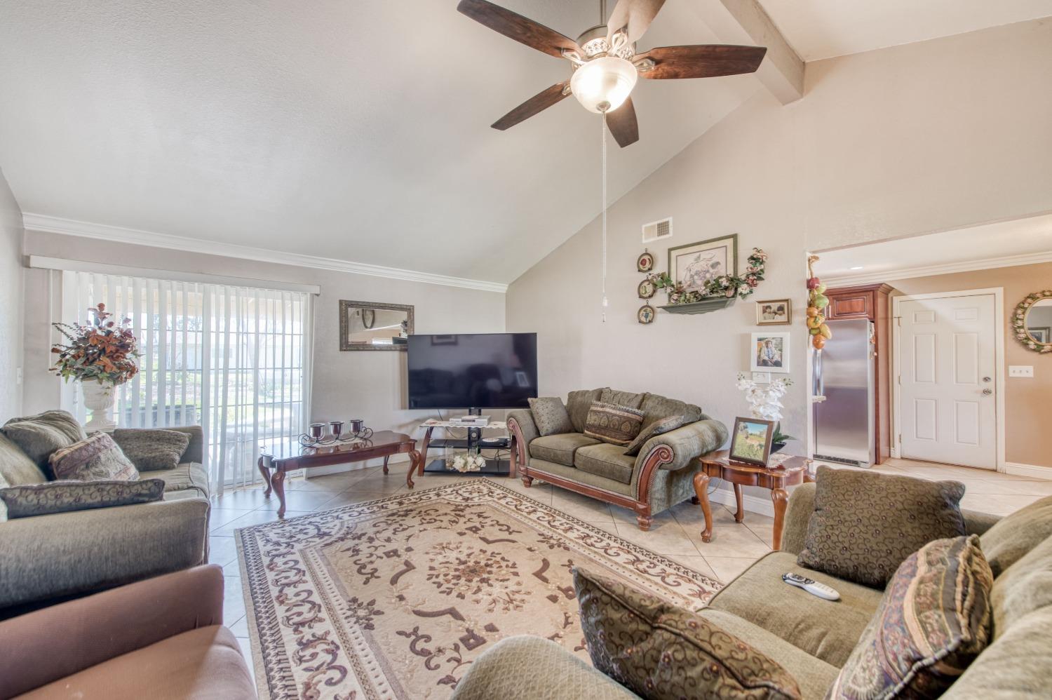 Detail Gallery Image 11 of 38 For 25540 Lynn Pl #B,  –,  CA 93638 - 3 Beds | 2 Baths