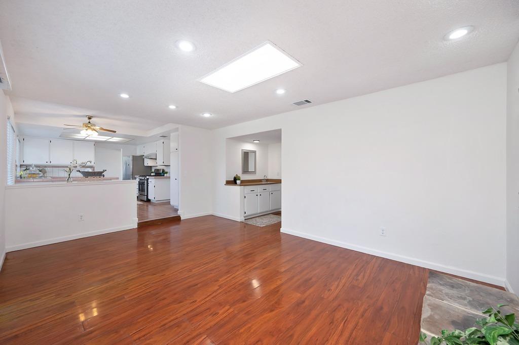 Detail Gallery Image 28 of 59 For 7415 Patero Cir, Sacramento,  CA 95823 - 5 Beds | 3 Baths