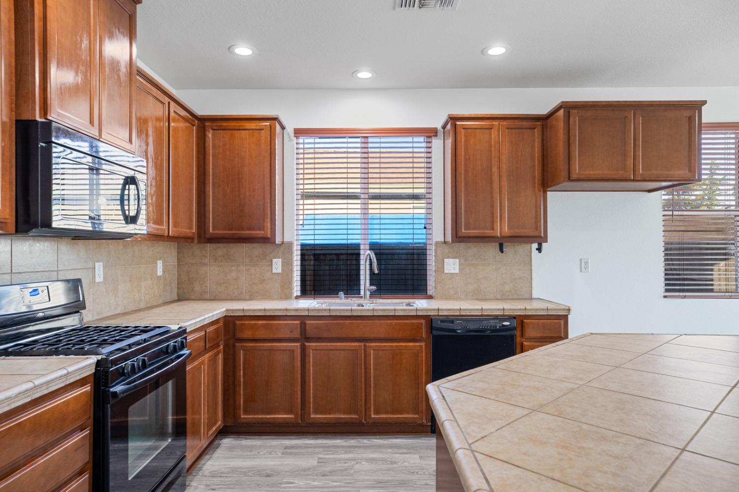 Detail Gallery Image 22 of 45 For 1355 Santona St, Manteca,  CA 95337 - 3 Beds | 2 Baths