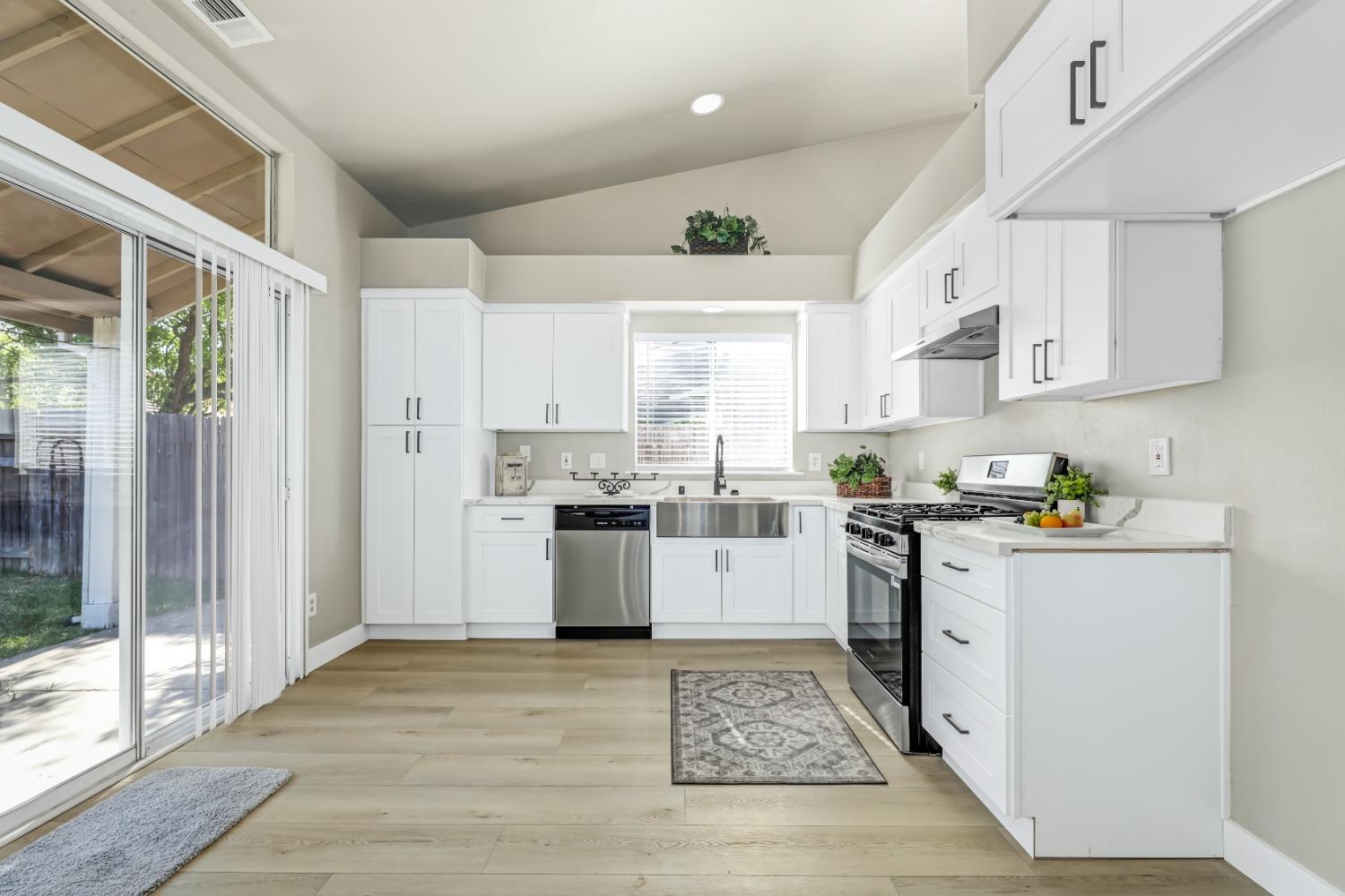 Detail Gallery Image 10 of 31 For 5521 Rightwood Way, Sacramento,  CA 95823 - 4 Beds | 2 Baths