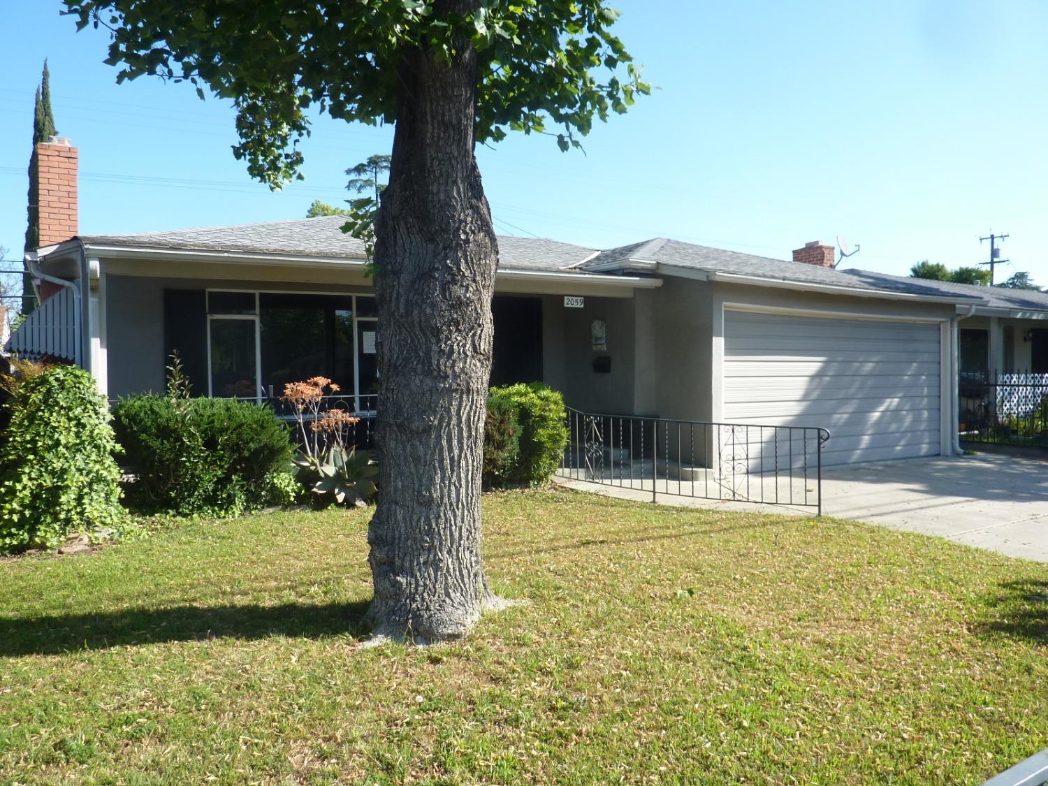 Detail Gallery Image 2 of 15 For 2059 Country Club Blvd, Stockton,  CA 95204 - 3 Beds | 1 Baths