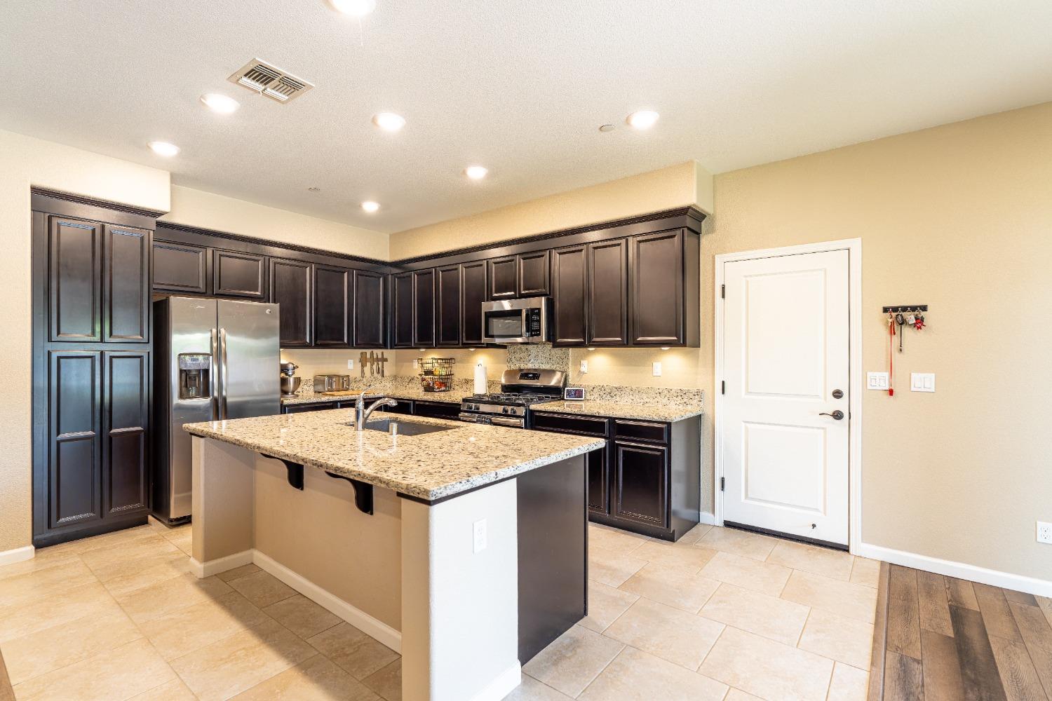 Detail Gallery Image 10 of 56 For 2050 Danforth Way, Plumas Lake,  CA 95961 - 4 Beds | 3 Baths