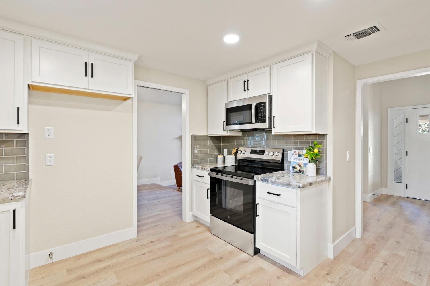 Detail Gallery Image 10 of 32 For 8044 Hoopes Dr, Citrus Heights,  CA 95610 - 3 Beds | 2/1 Baths
