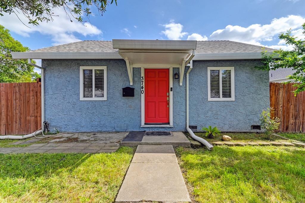 Detail Gallery Image 5 of 29 For 3740 26th Ave, Sacramento,  CA 95820 - 3 Beds | 2 Baths