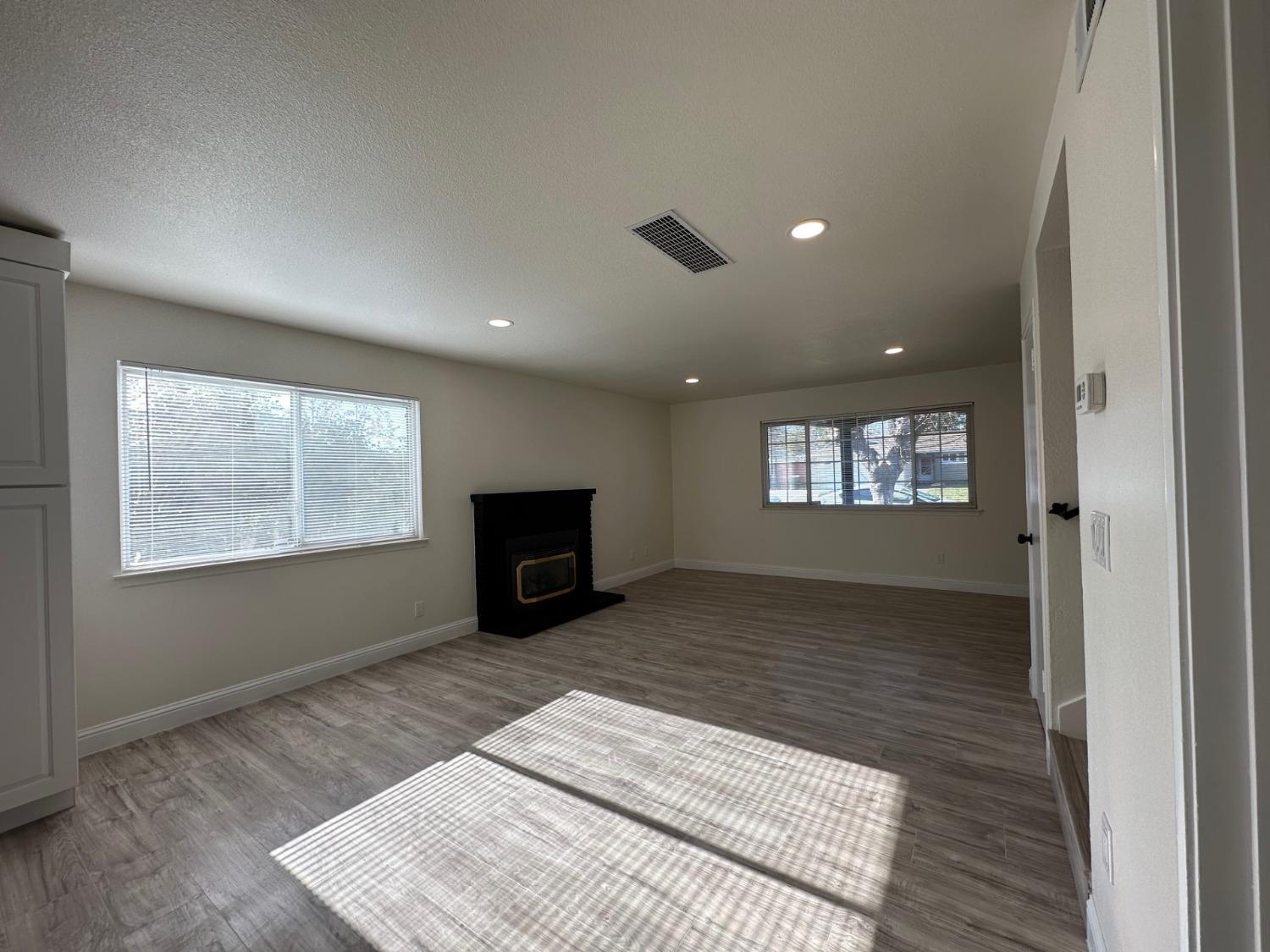 Detail Gallery Image 21 of 29 For 4700 Ravenstone Way, Sacramento,  CA 95842 - 4 Beds | 2/1 Baths