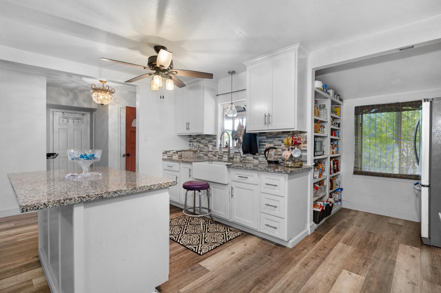 Detail Gallery Image 9 of 32 For 126 N Nottingham Dr, Stockton,  CA 95207 - 5 Beds | 3 Baths