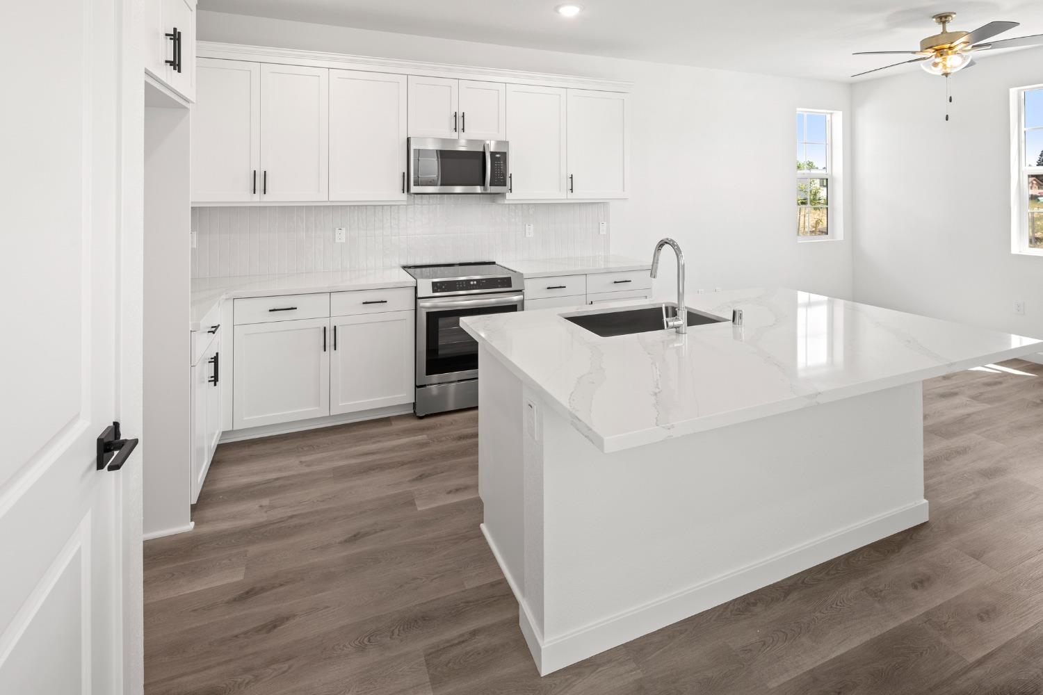 Detail Gallery Image 10 of 39 For 8636 Starburst Way, Sacramento,  CA 95823 - 4 Beds | 2/1 Baths