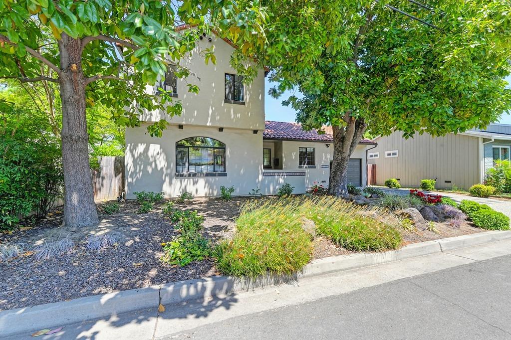 Detail Gallery Image 5 of 46 For 849 10th Ave, Sacramento,  CA 95818 - 3 Beds | 2 Baths