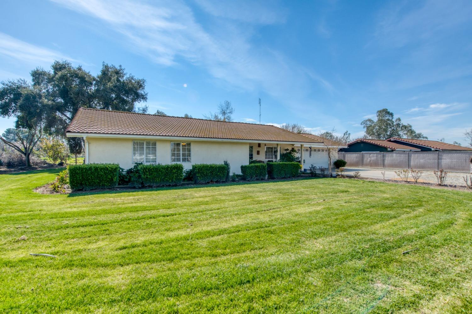 Detail Gallery Image 2 of 38 For 25540 Lynn Pl #B,  –,  CA 93638 - 3 Beds | 2 Baths