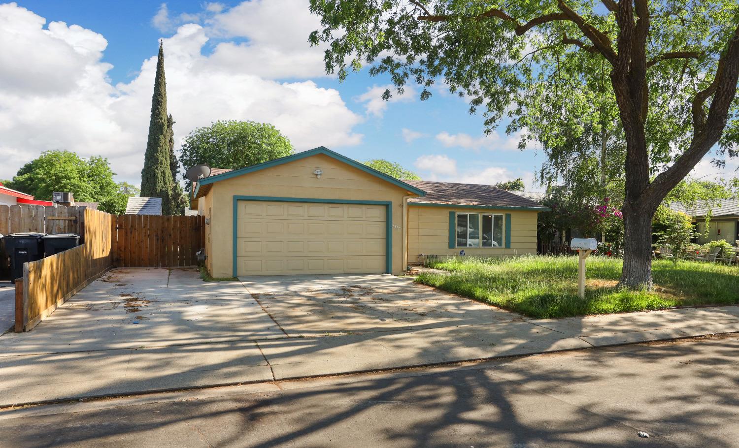 Detail Gallery Image 1 of 26 For 2912 Bateman Ln, Modesto,  CA 95354 - 3 Beds | 2 Baths