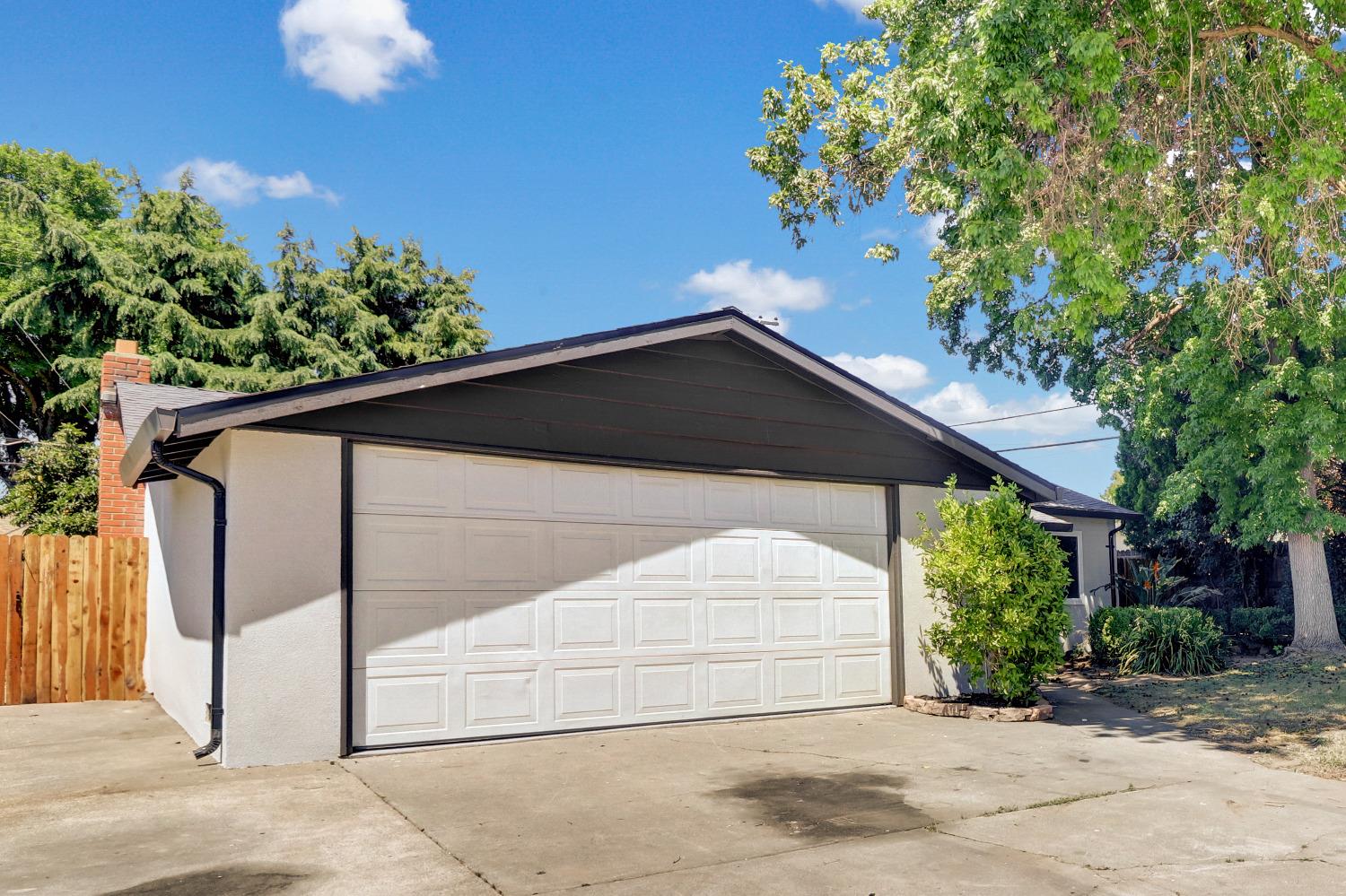 Detail Gallery Image 2 of 37 For 6004 Westbrook Dr, Citrus Heights,  CA 95621 - 3 Beds | 2 Baths