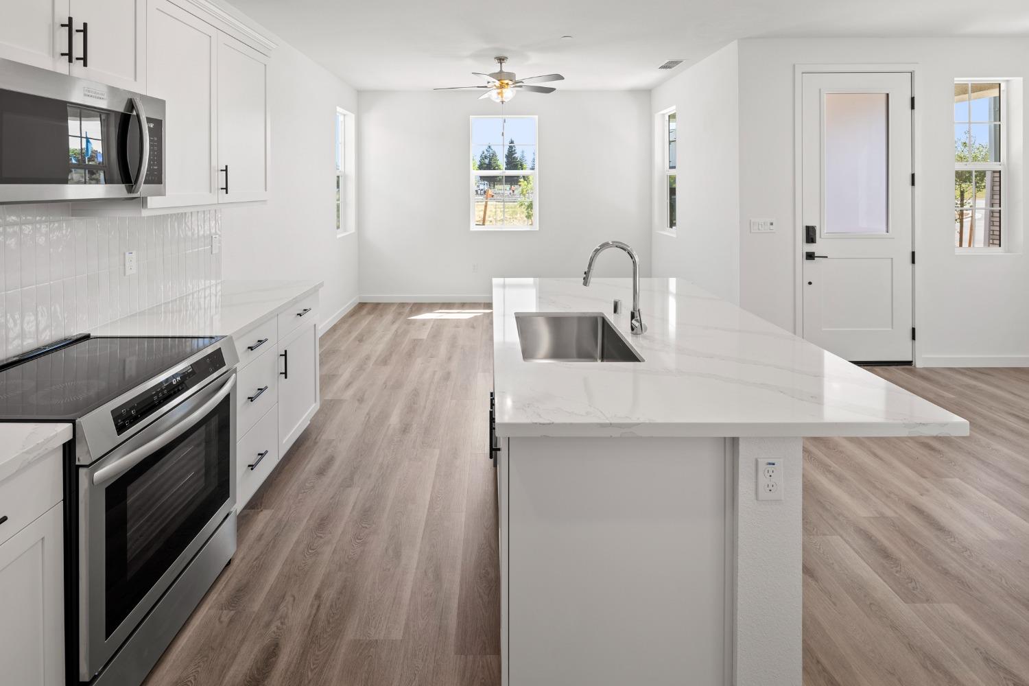 Detail Gallery Image 11 of 39 For 8636 Starburst Way, Sacramento,  CA 95823 - 4 Beds | 2/1 Baths