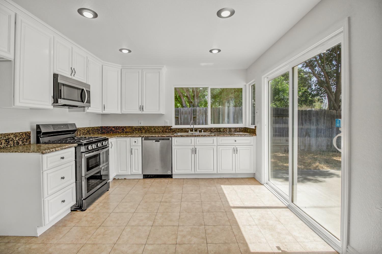 Detail Gallery Image 12 of 39 For 5756 Himalaya Way, Citrus Heights,  CA 95621 - 4 Beds | 3/1 Baths