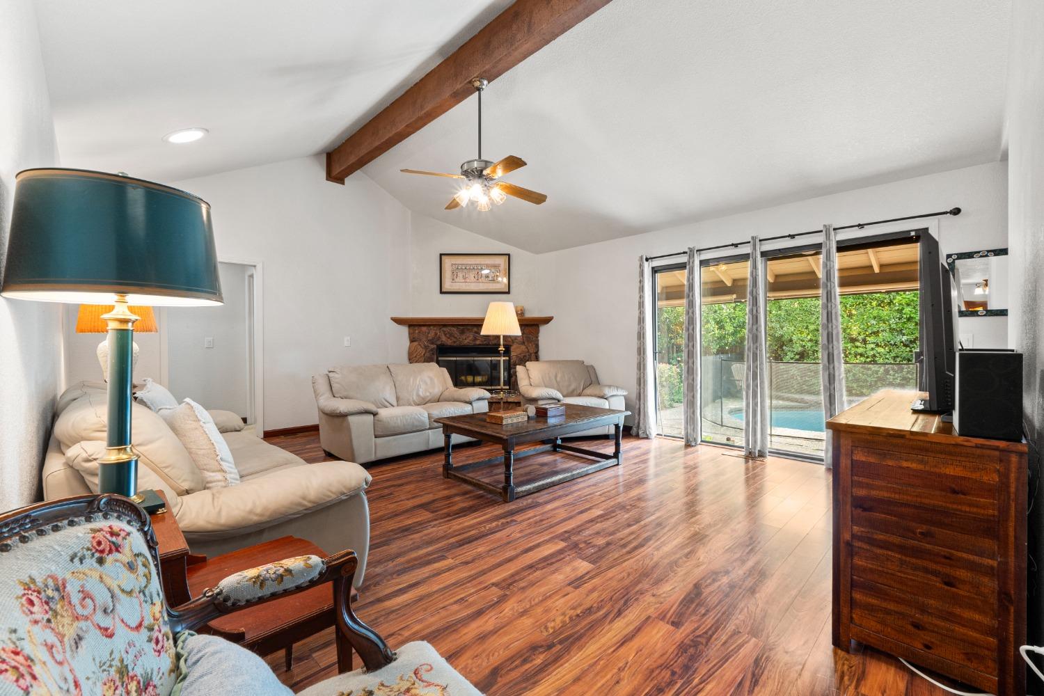 Detail Gallery Image 7 of 47 For 24 Sage River Cir, Sacramento,  CA 95831 - 3 Beds | 3 Baths