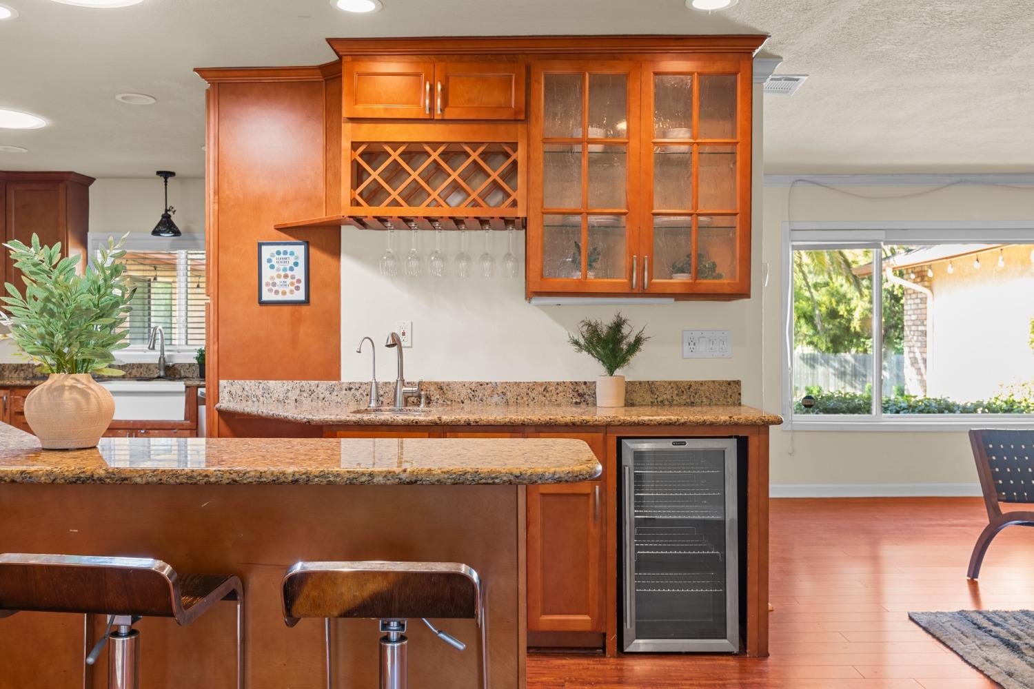 Detail Gallery Image 8 of 59 For 3800 Winona Way, North Highlands,  CA 95660 - 5 Beds | 3 Baths