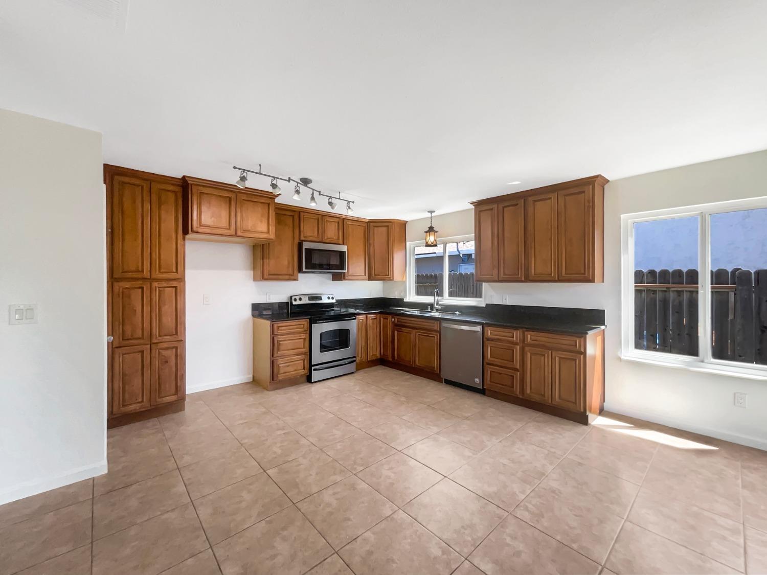 Detail Gallery Image 16 of 29 For 3023 Rosemont Dr, Sacramento,  CA 95826 - 3 Beds | 2 Baths