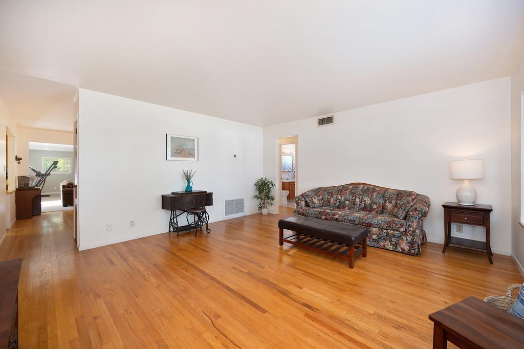 Detail Gallery Image 5 of 34 For 5328 Kenneth Ave, Carmichael,  CA 95608 - 3 Beds | 2 Baths
