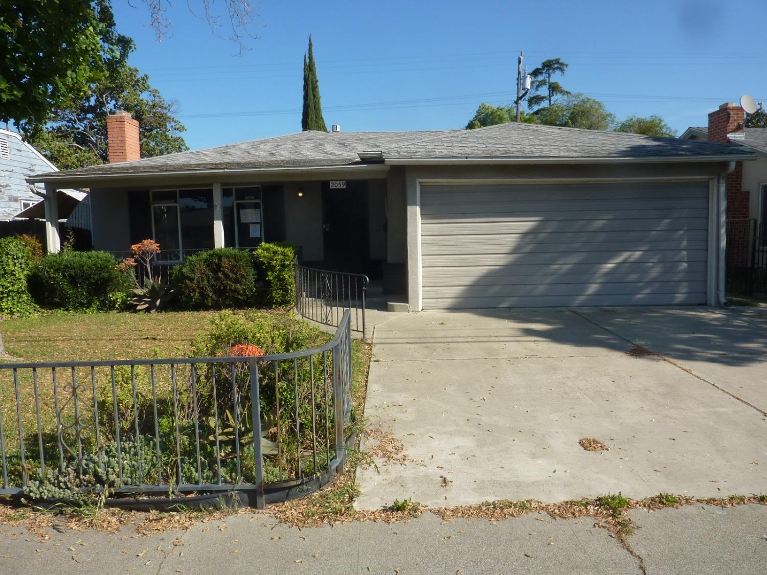 Detail Gallery Image 1 of 15 For 2059 Country Club Blvd, Stockton,  CA 95204 - 3 Beds | 1 Baths