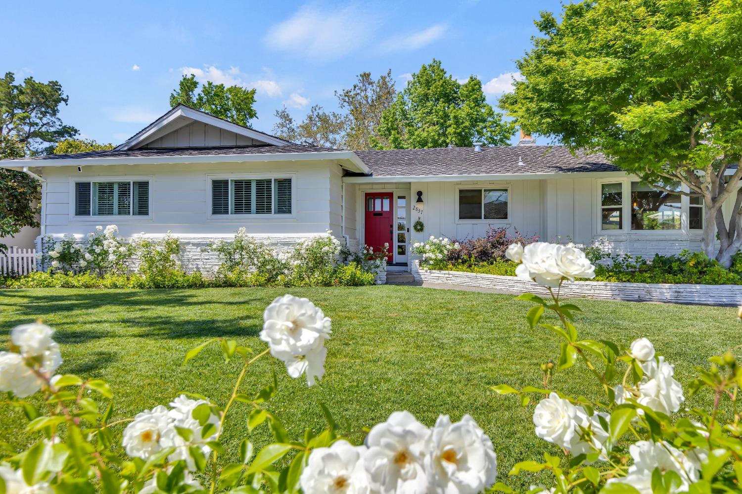 Detail Gallery Image 2 of 41 For 2837 Latham Dr, Sacramento,  CA 95864 - 3 Beds | 2/1 Baths