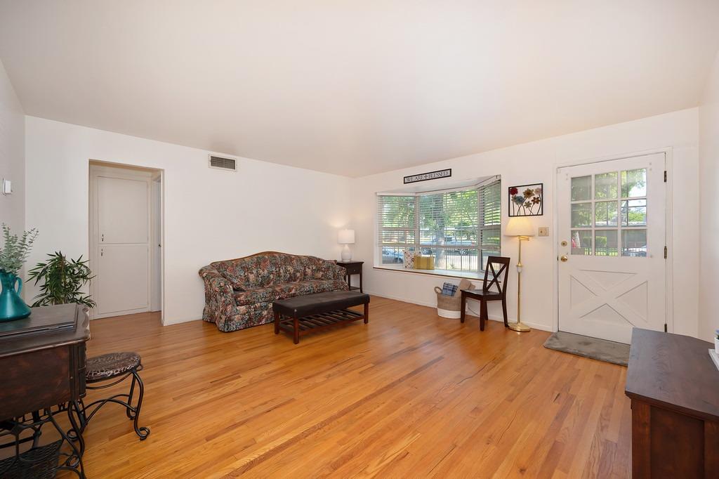 Detail Gallery Image 7 of 34 For 5328 Kenneth Ave, Carmichael,  CA 95608 - 3 Beds | 2 Baths