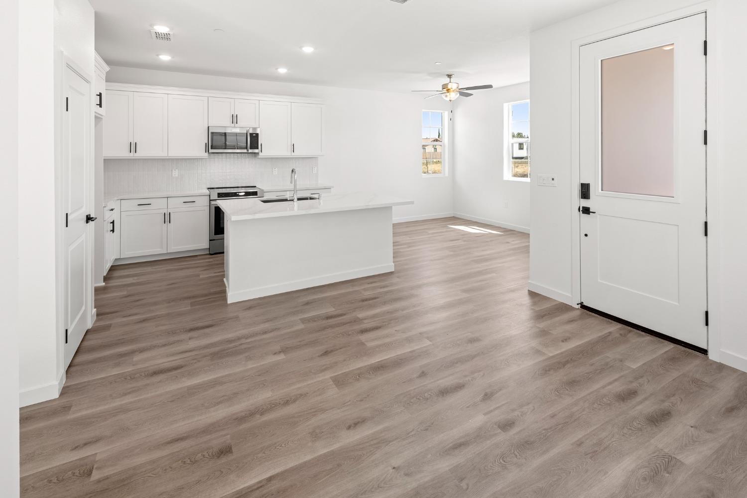 Detail Gallery Image 7 of 39 For 8636 Starburst Way, Sacramento,  CA 95823 - 4 Beds | 2/1 Baths