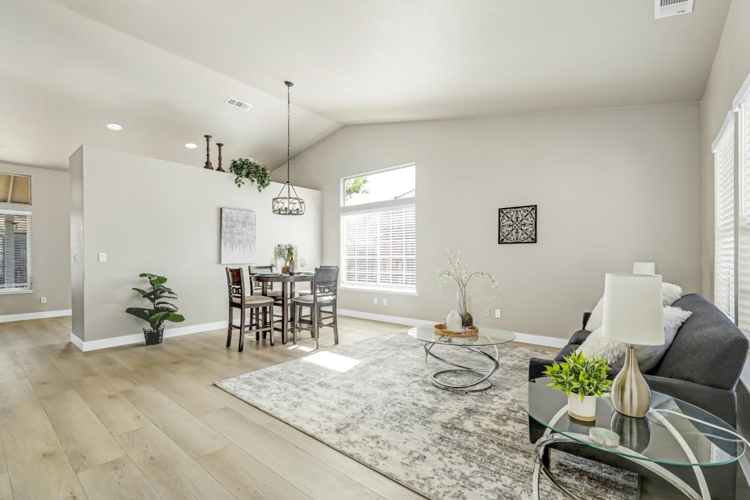 Detail Gallery Image 14 of 31 For 5521 Rightwood Way, Sacramento,  CA 95823 - 4 Beds | 2 Baths