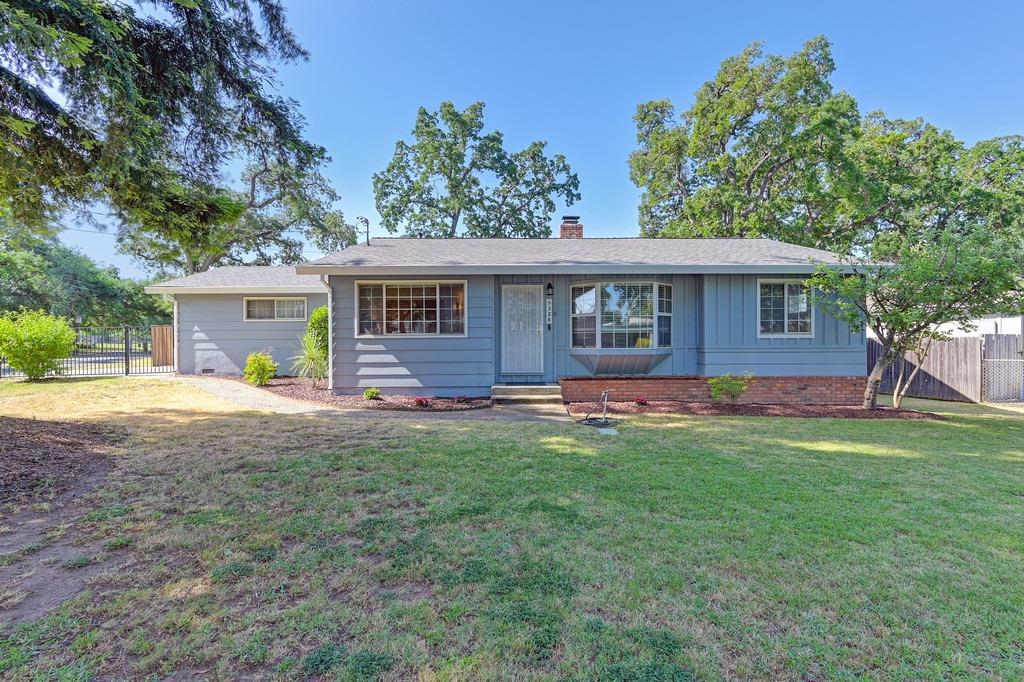 Detail Gallery Image 1 of 34 For 5328 Kenneth Ave, Carmichael,  CA 95608 - 3 Beds | 2 Baths