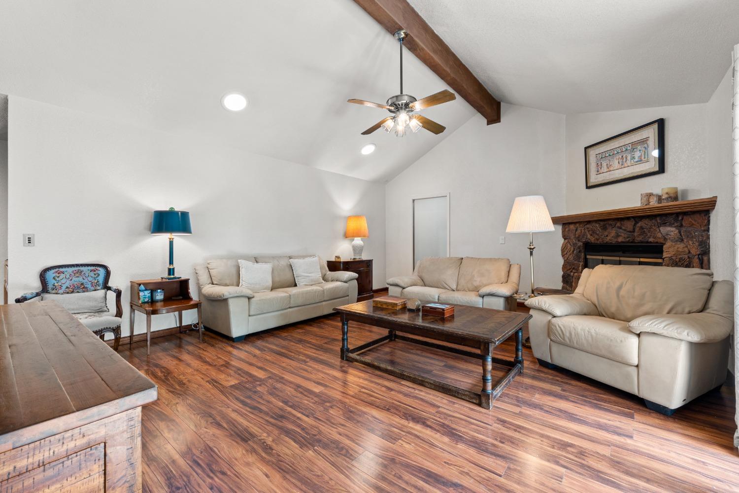 Detail Gallery Image 9 of 47 For 24 Sage River Cir, Sacramento,  CA 95831 - 3 Beds | 3 Baths