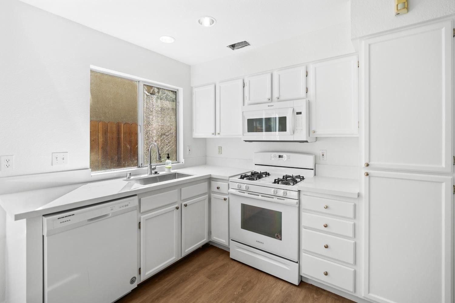Detail Gallery Image 16 of 50 For 9557 W Village Tree Dr, Elk Grove,  CA 95758 - 3 Beds | 2/1 Baths