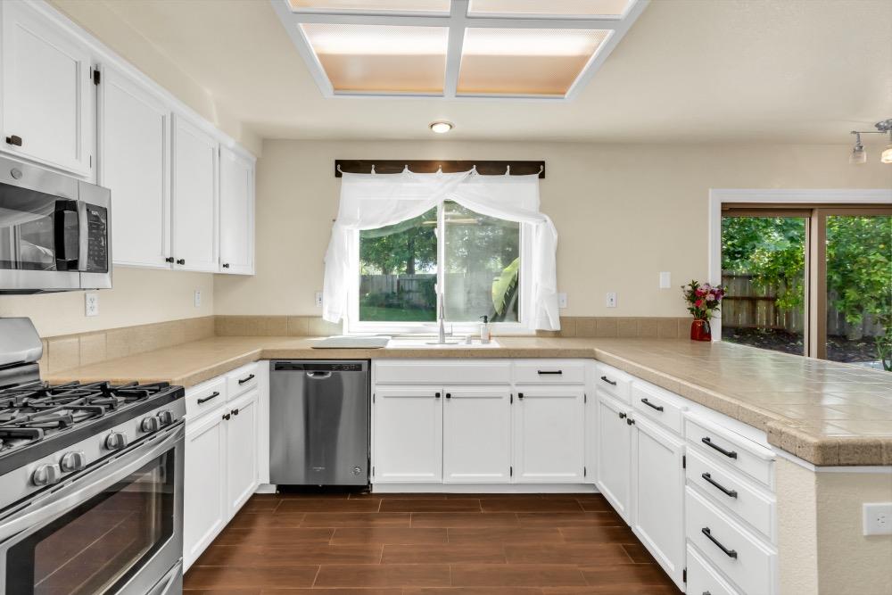 Detail Gallery Image 10 of 37 For 5209 Copper Ridge Way, Antelope,  CA 95843 - 4 Beds | 2/1 Baths