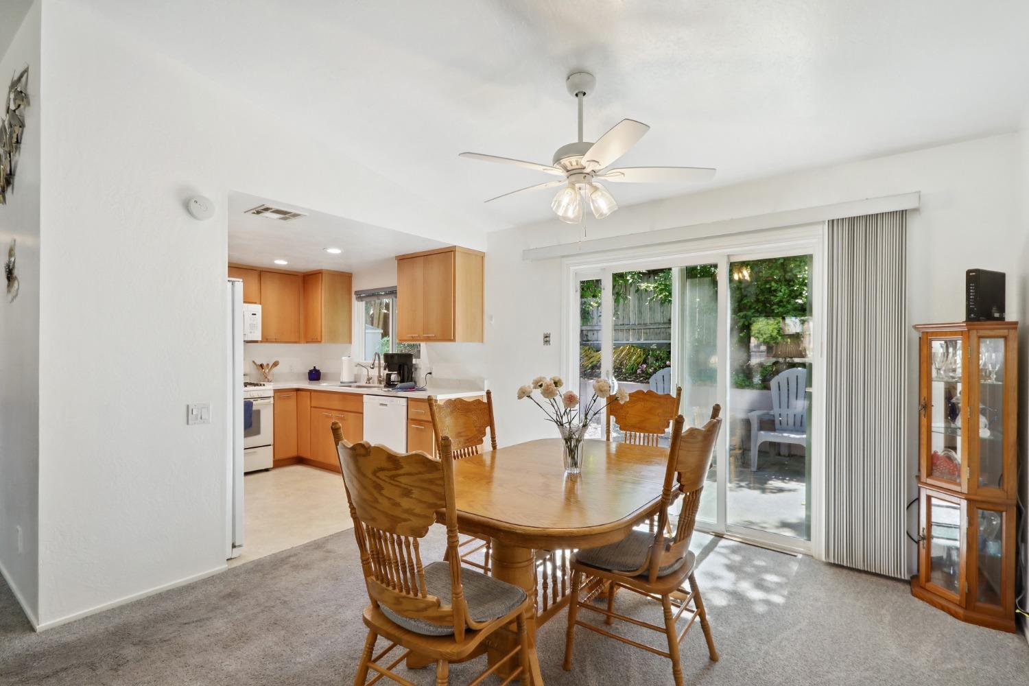 Detail Gallery Image 8 of 32 For 7463 Versailles Way, Sacramento,  CA 95842 - 3 Beds | 2 Baths