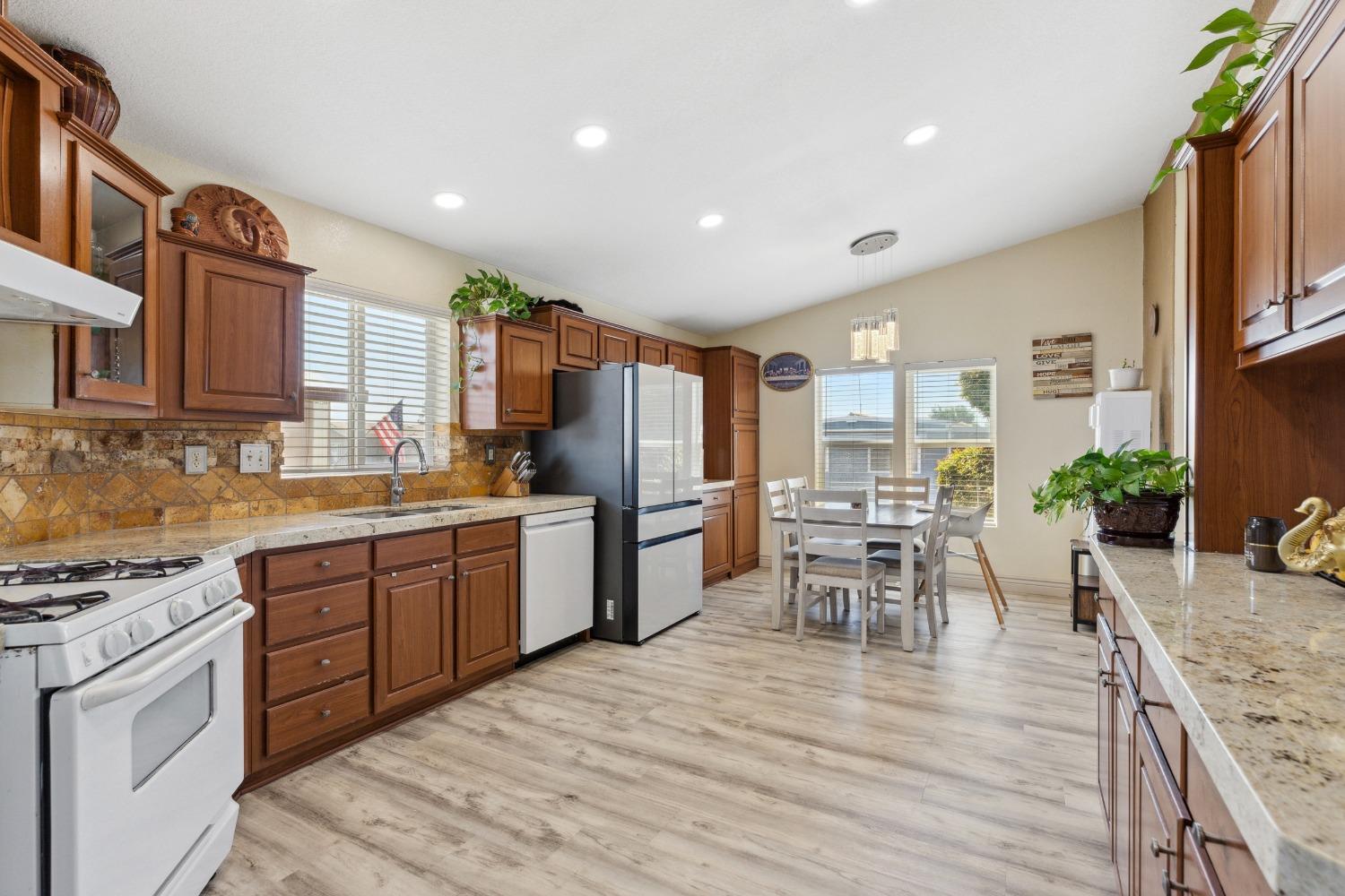 Detail Gallery Image 9 of 23 For 7341 Eleanor Ave, Oakdale,  CA 95361 - 3 Beds | 2 Baths