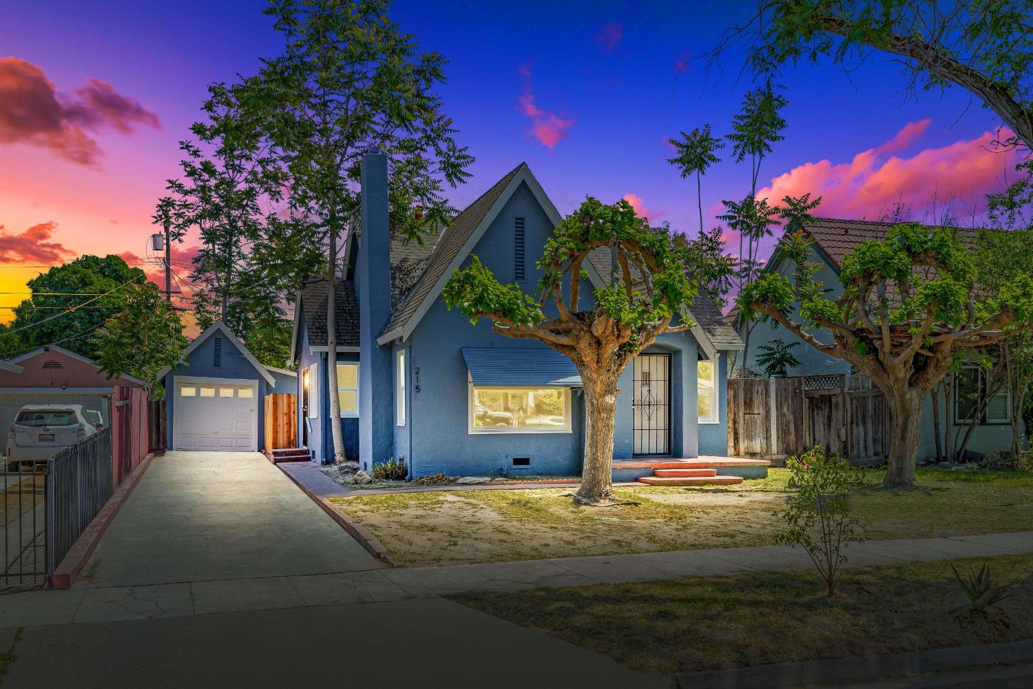 Detail Gallery Image 1 of 46 For 215 Sunset Blvd, Modesto,  CA 95351 - 2 Beds | 1 Baths