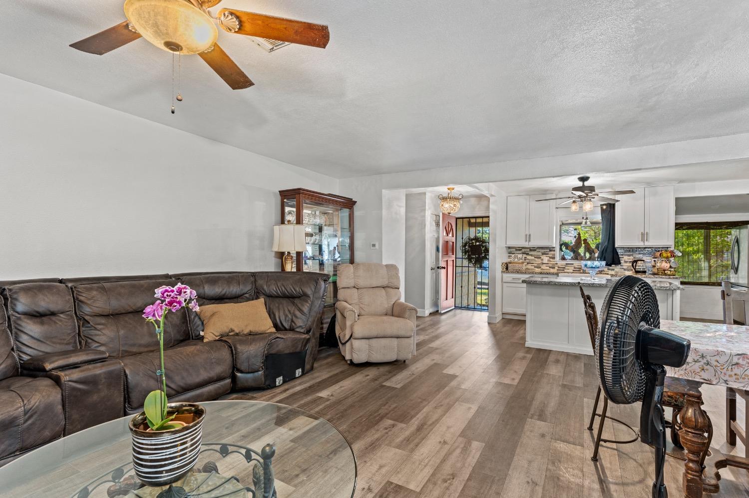 Detail Gallery Image 5 of 32 For 126 N Nottingham Dr, Stockton,  CA 95207 - 5 Beds | 3 Baths