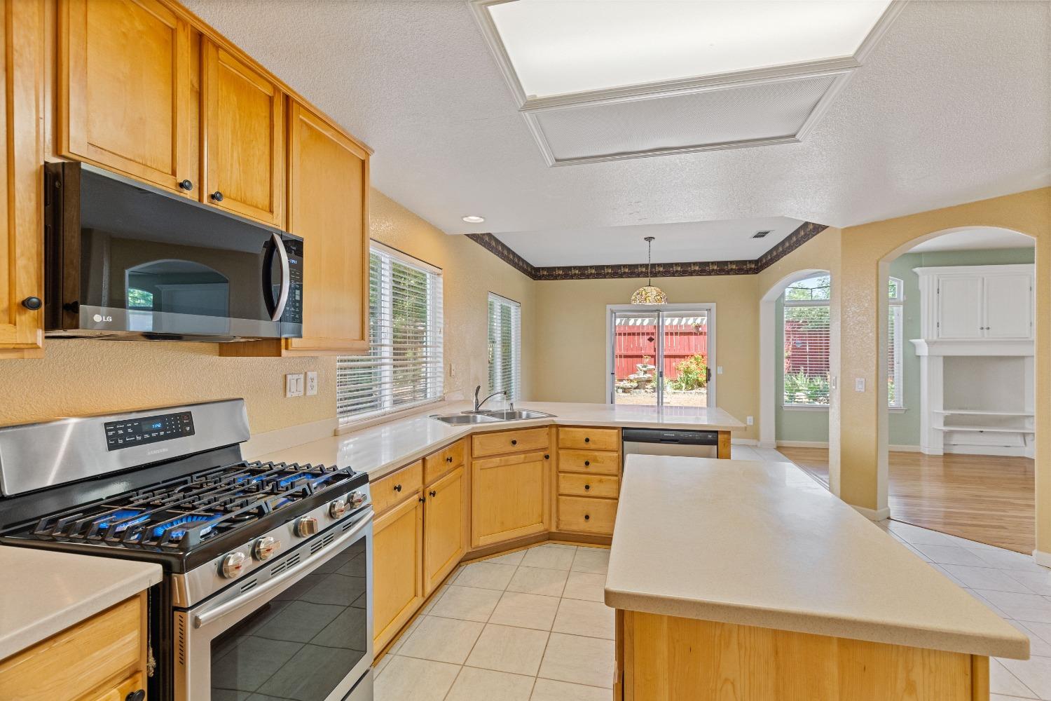 Detail Gallery Image 32 of 62 For 7920 Tetotom Park Way, Antelope,  CA 95843 - 5 Beds | 3 Baths