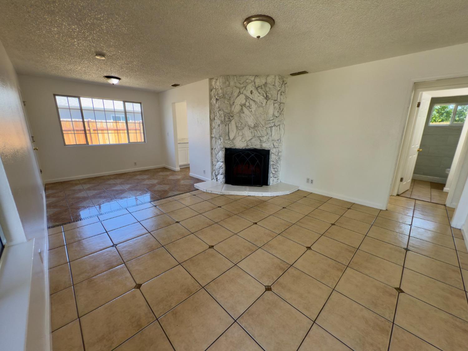 Detail Gallery Image 4 of 15 For 316 Yampa Cir, Sacramento,  CA 95838 - 3 Beds | 1 Baths