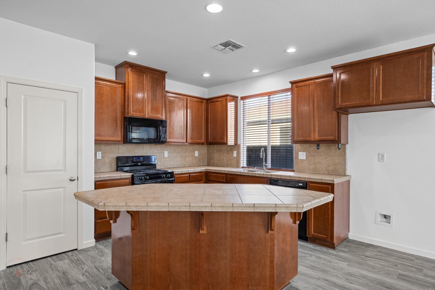 Detail Gallery Image 21 of 45 For 1355 Santona St, Manteca,  CA 95337 - 3 Beds | 2 Baths