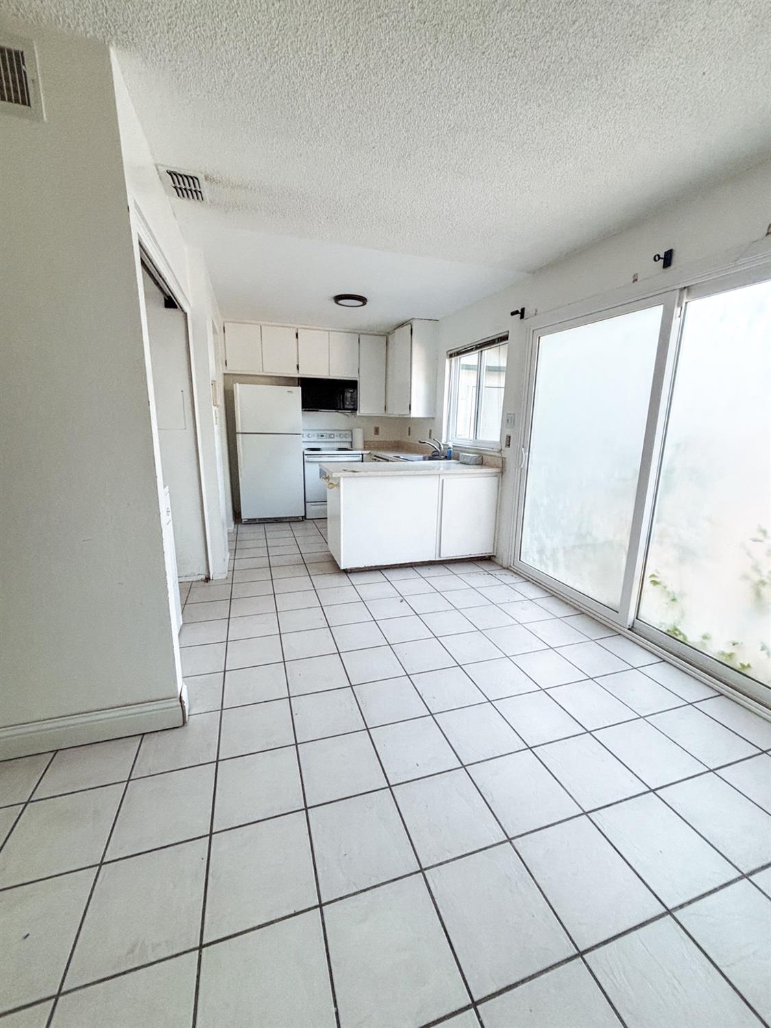 Detail Gallery Image 8 of 23 For 8909 Salmon Falls Dr C,  Sacramento,  CA 95826 - 3 Beds | 1/1 Baths
