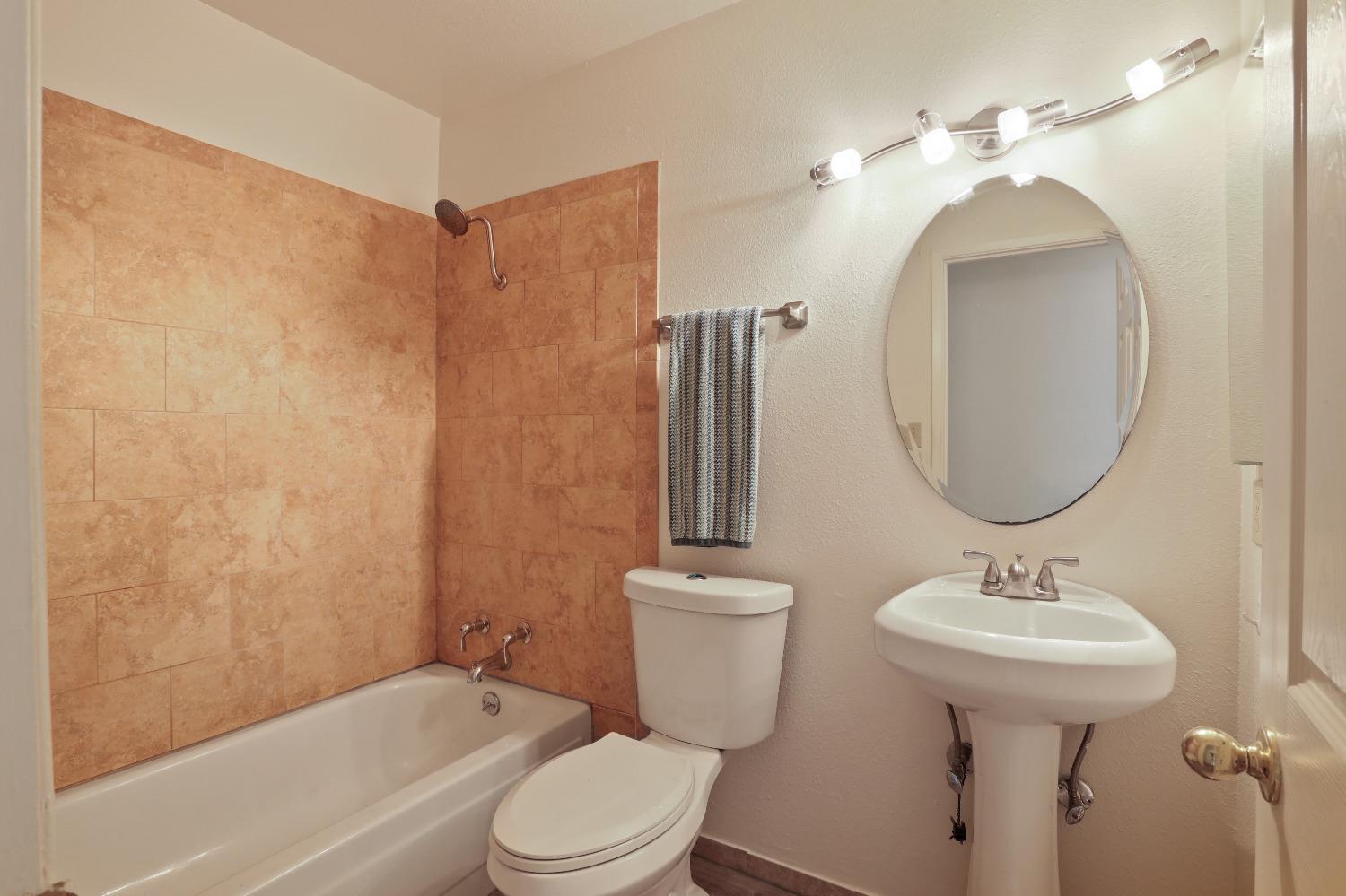 Detail Gallery Image 12 of 26 For 2912 Bateman Ln, Modesto,  CA 95354 - 3 Beds | 2 Baths