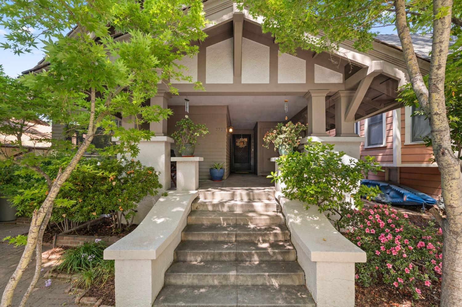 Detail Gallery Image 1 of 61 For 2727 H St, Sacramento,  CA 95816 - 5 Beds | 3 Baths
