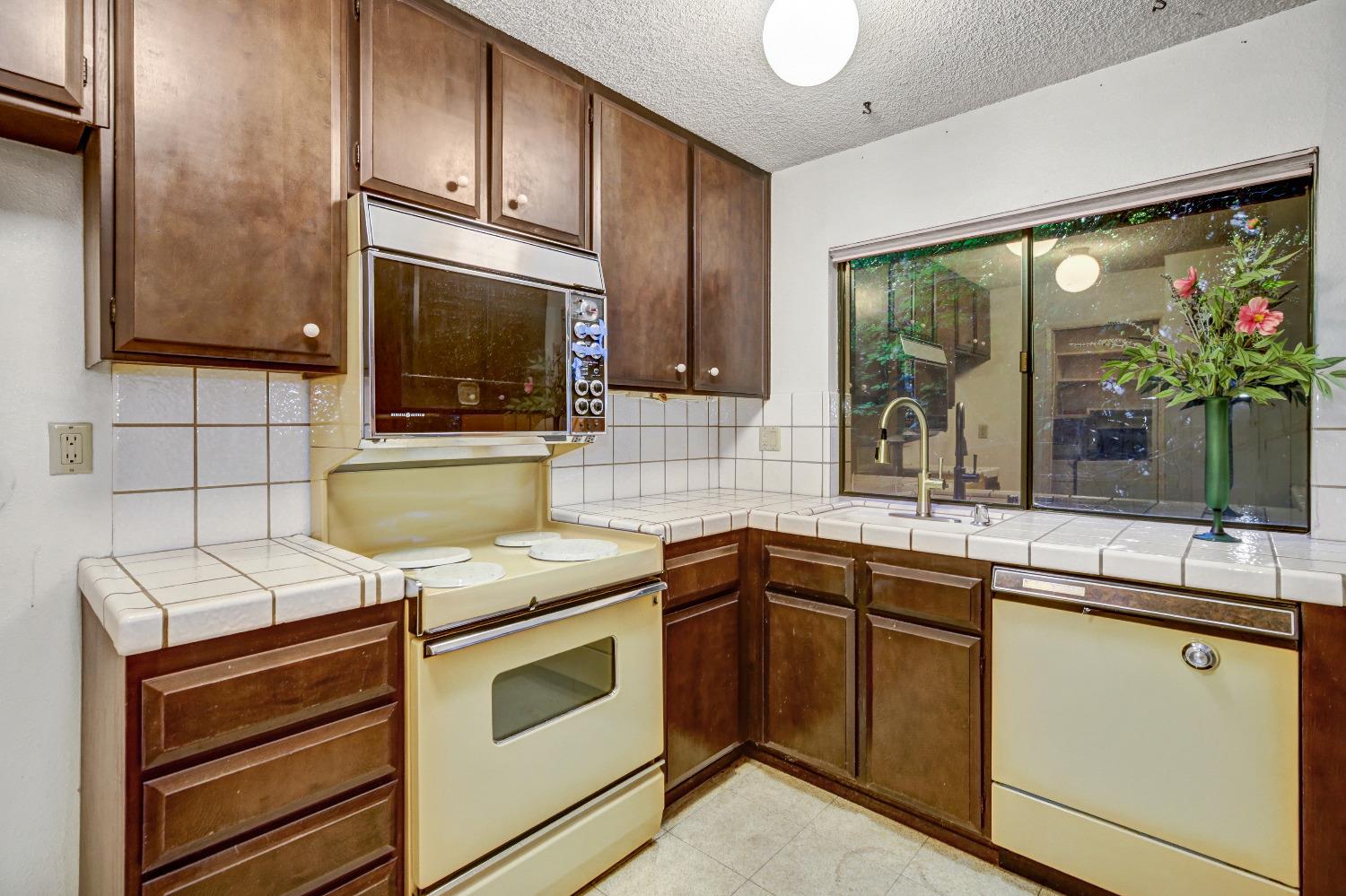 Detail Gallery Image 13 of 48 For 26 Adelphi Ct, Sacramento,  CA 95825 - 3 Beds | 2/1 Baths