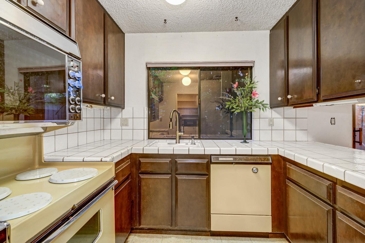 Detail Gallery Image 14 of 48 For 26 Adelphi Ct, Sacramento,  CA 95825 - 3 Beds | 2/1 Baths