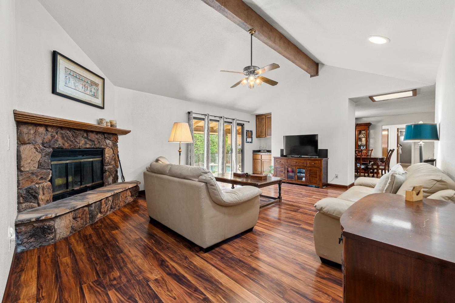 Detail Gallery Image 8 of 47 For 24 Sage River Cir, Sacramento,  CA 95831 - 3 Beds | 3 Baths