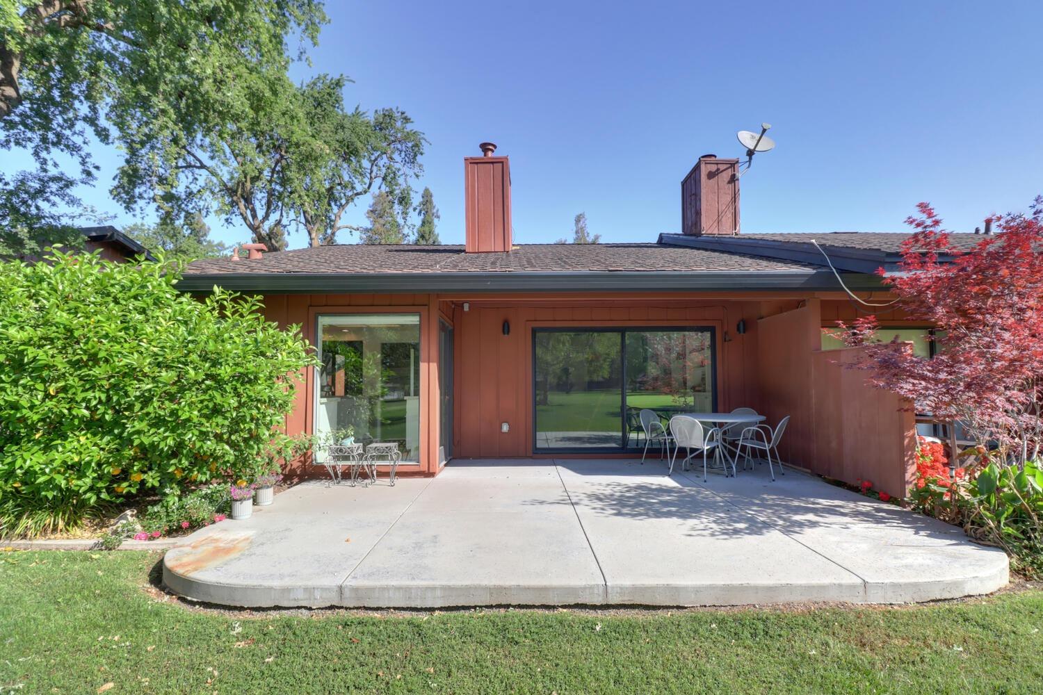 Garden Court, El Macero, California image 44